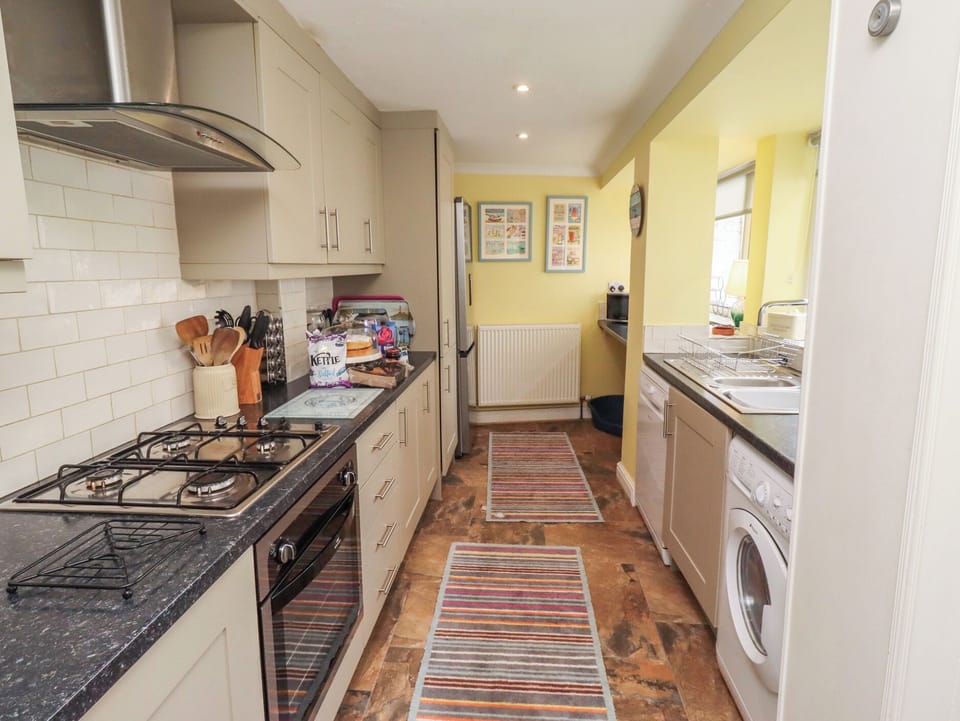 Cottage | Private kitchen | Fridge, dishwasher, cookware/dishes/utensils