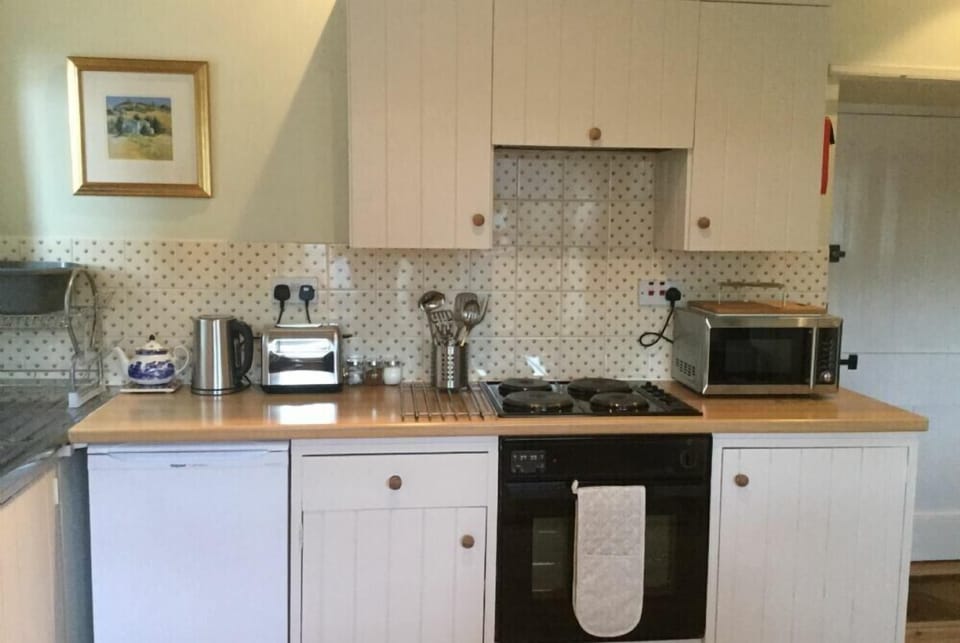 Fridge, cookware/dishes/utensils
