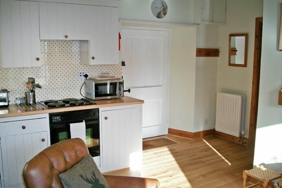 Fridge, cookware/dishes/utensils