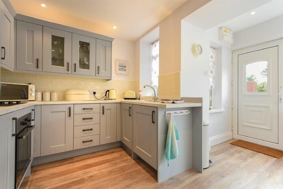 Fridge, dishwasher, cookware/dishes/utensils