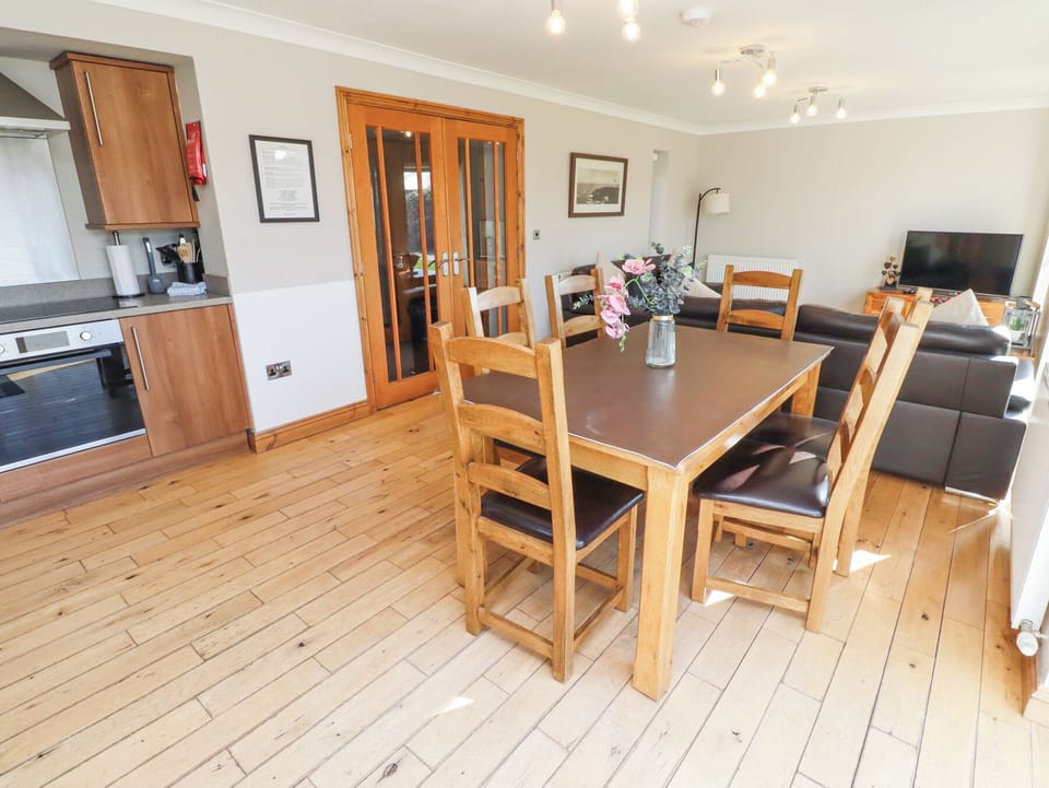 Cottage | Dining