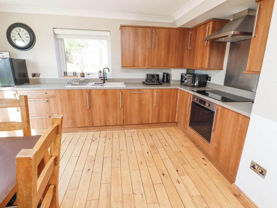 Cottage | Private kitchen | Fridge, dishwasher, cookware/dishes/utensils