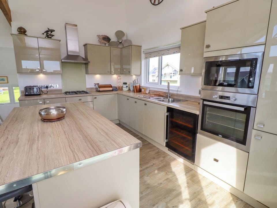 Fridge, dishwasher, cookware/dishes/utensils