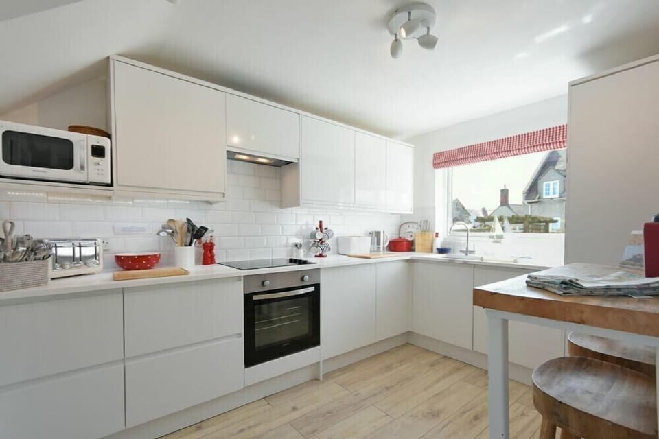 Fridge, cookware/dishes/utensils