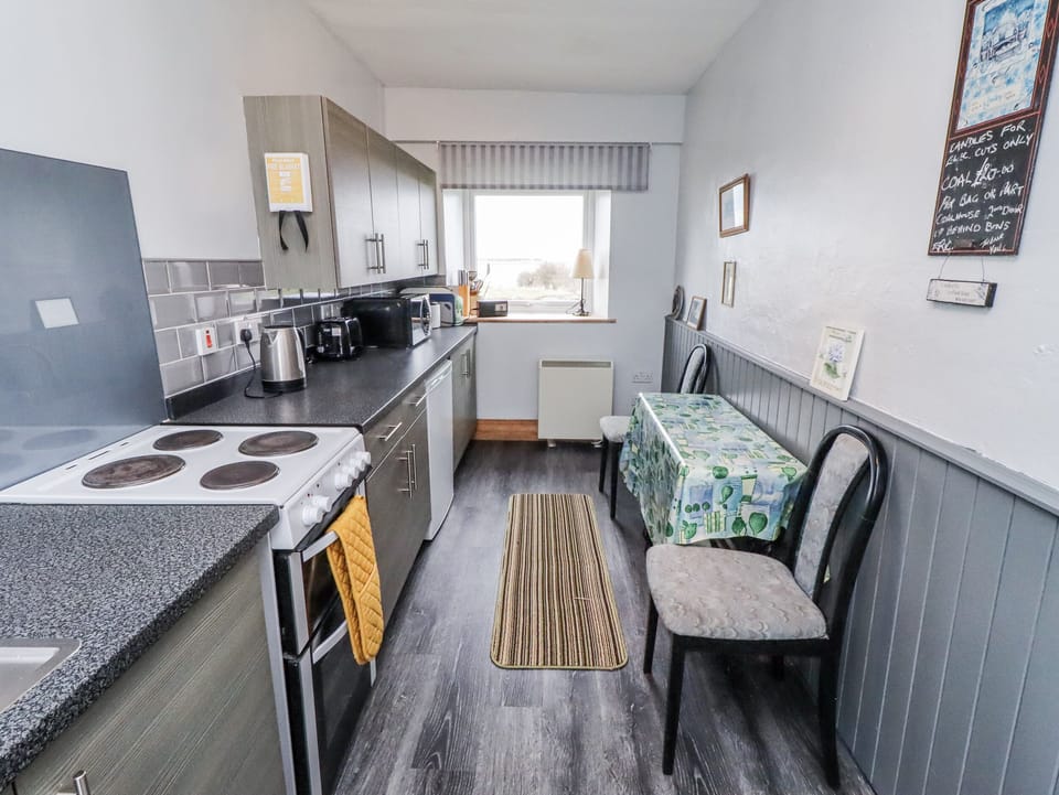 Cottage | Private kitchen | Fridge, cookware/dishes/utensils