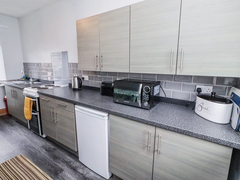 Cottage | Private kitchen | Fridge, cookware/dishes/utensils