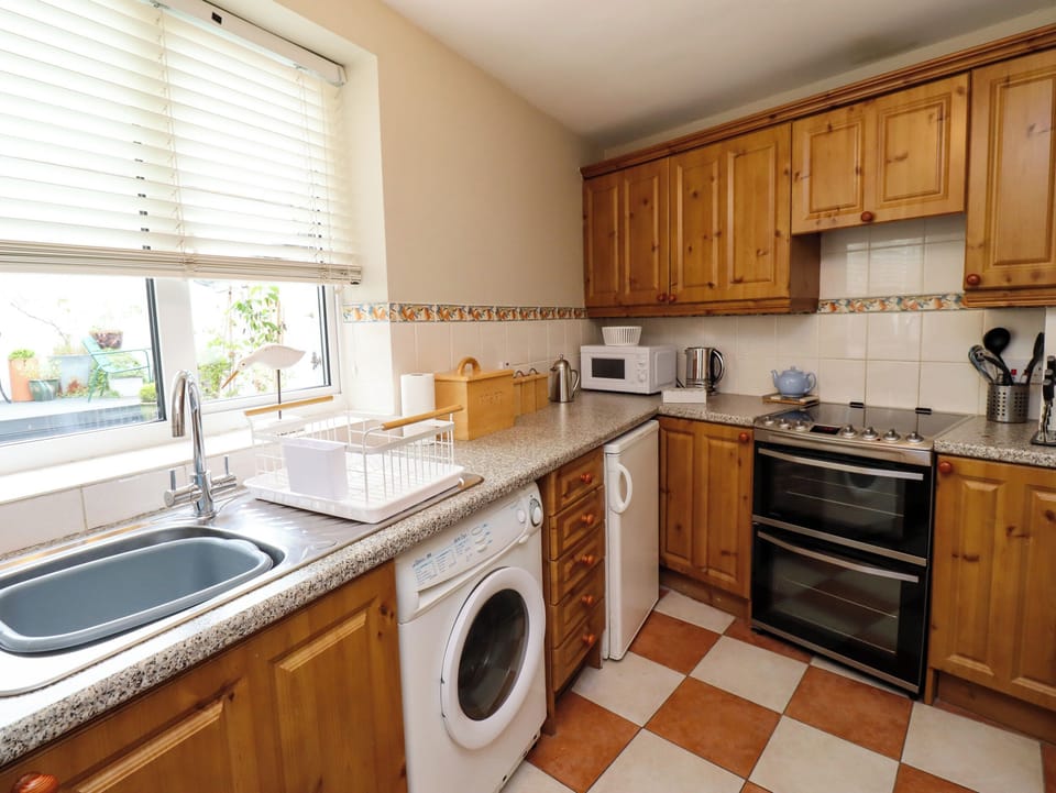 Cottage | Private kitchen | Fridge, dishwasher, cookware/dishes/utensils