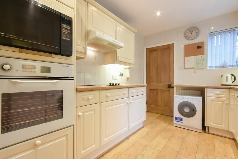 Fridge, dishwasher, cookware/dishes/utensils
