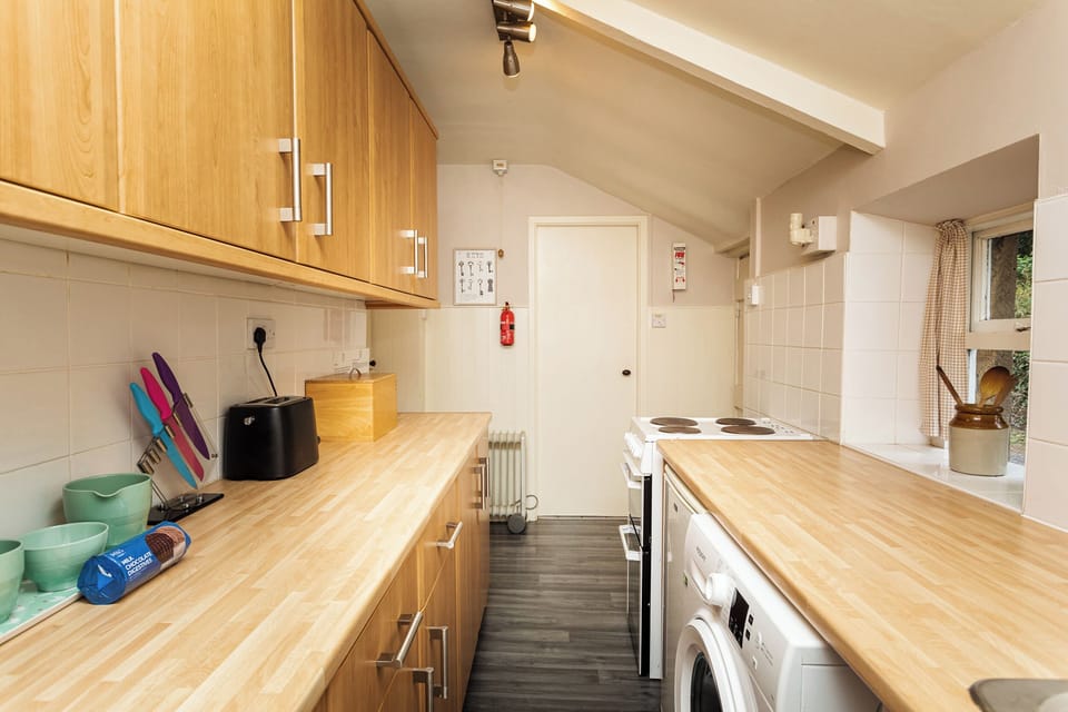 Cottage | Private kitchen | Fridge, cookware/dishes/utensils