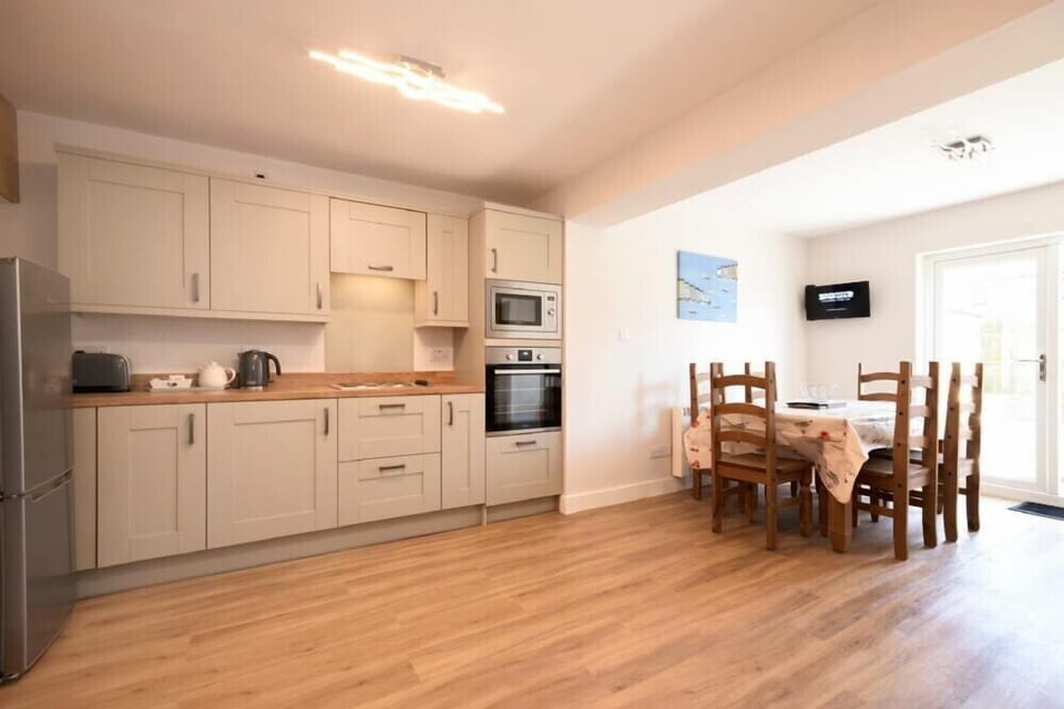 Fridge, dishwasher, cookware/dishes/utensils
