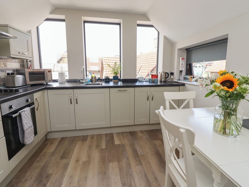 Cottage | Private kitchen | Fridge, dishwasher, cookware/dishes/utensils