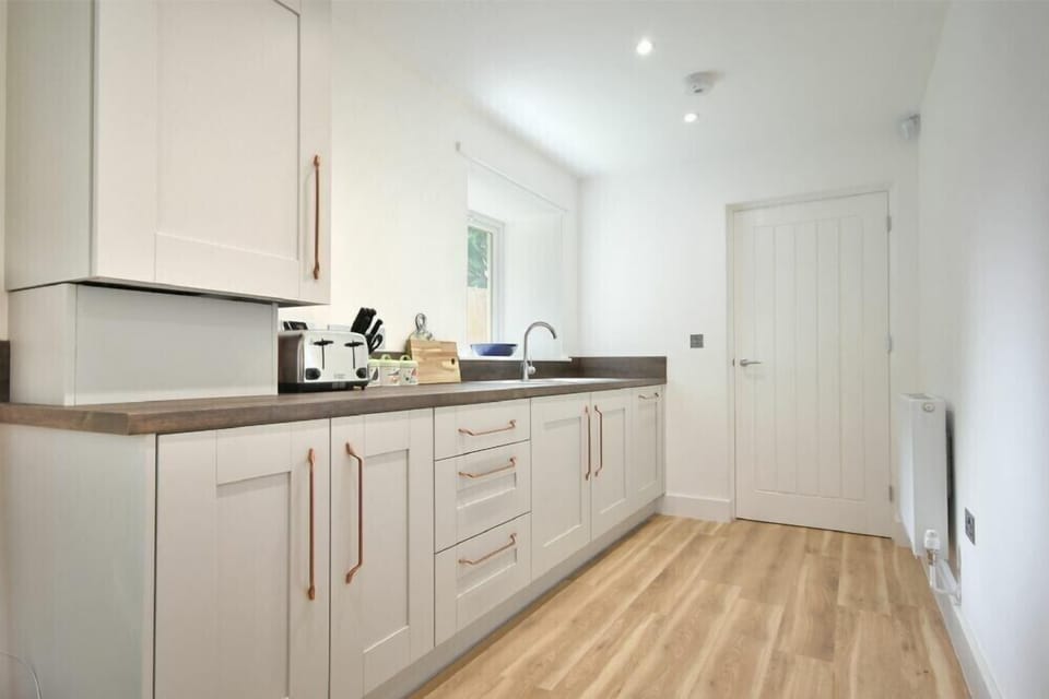 Fridge, dishwasher, cookware/dishes/utensils