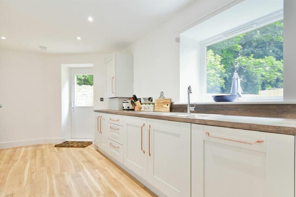 Fridge, dishwasher, cookware/dishes/utensils