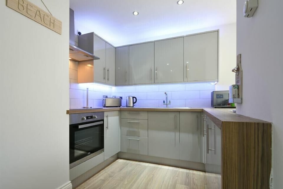 Fridge, cookware/dishes/utensils