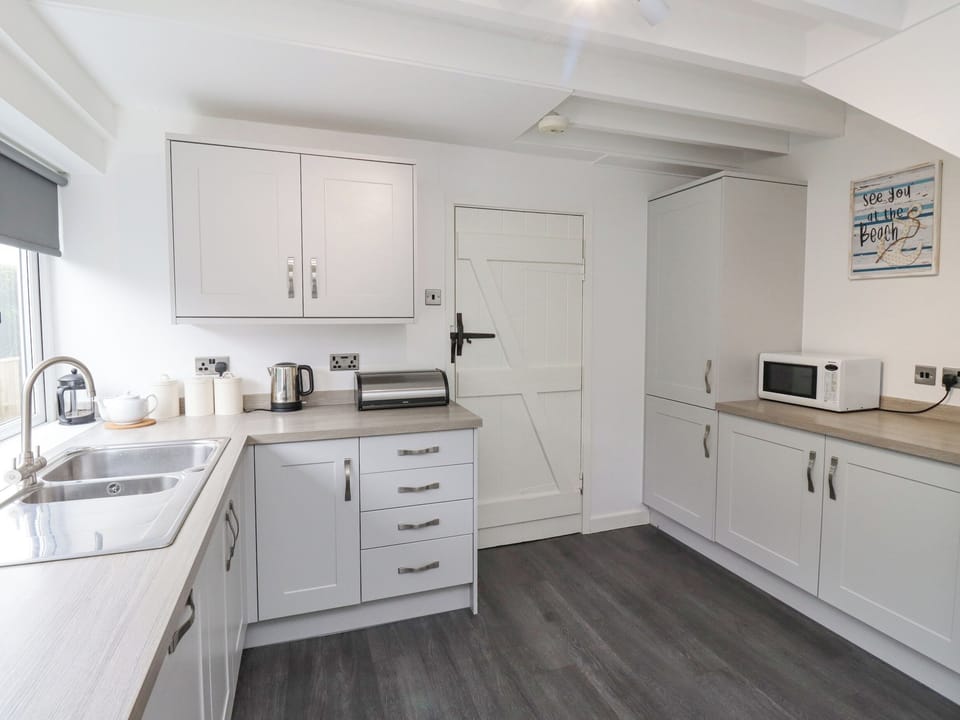 Cottage | Private kitchen | Fridge, dishwasher, cookware/dishes/utensils