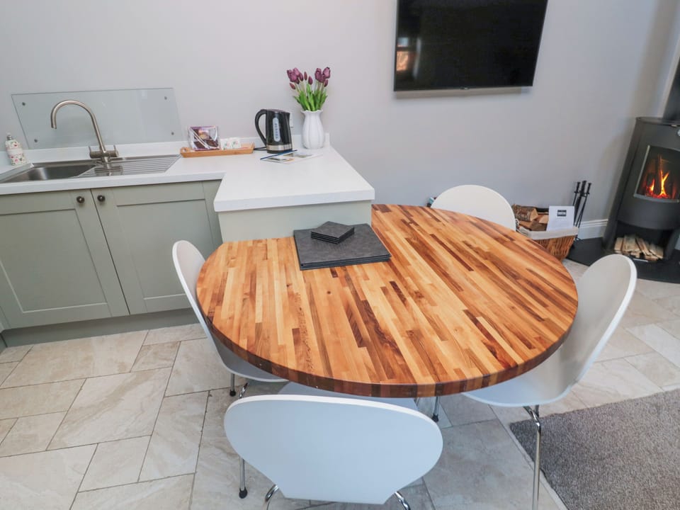 Cottage | Dining