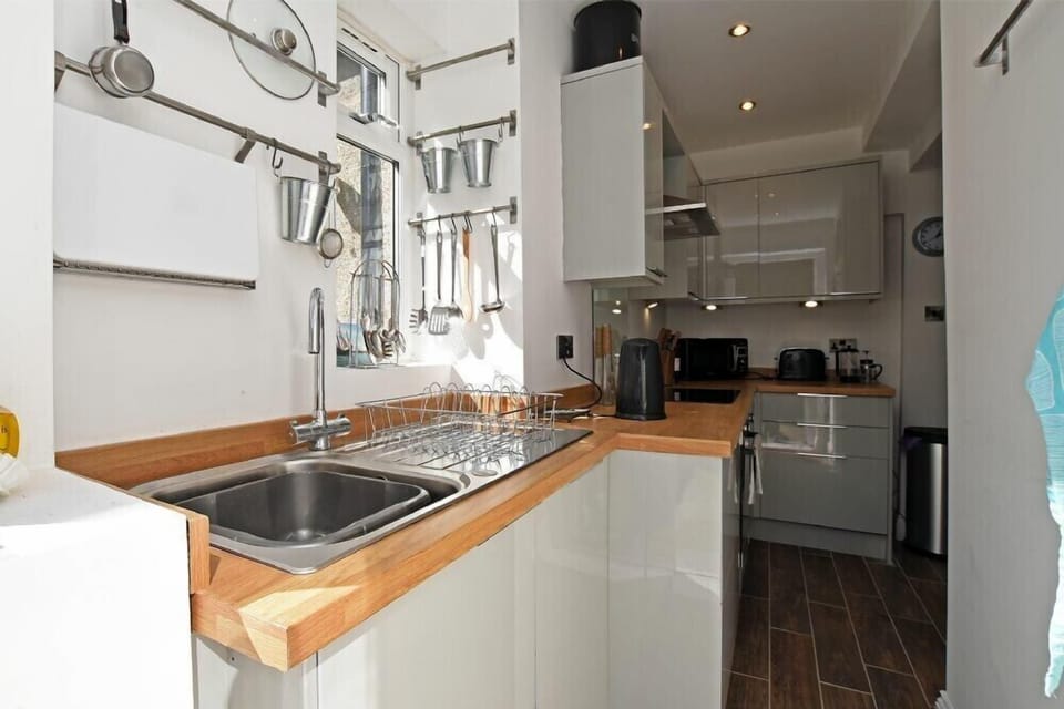 Fridge, dishwasher, cookware/dishes/utensils