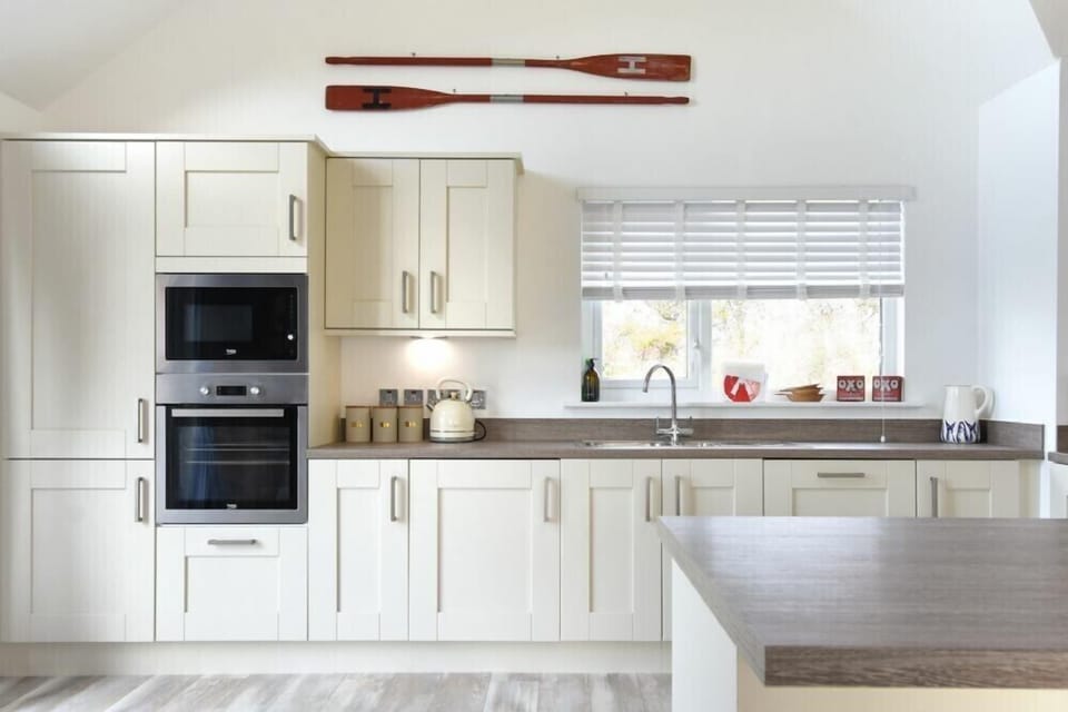 Fridge, dishwasher, cookware/dishes/utensils