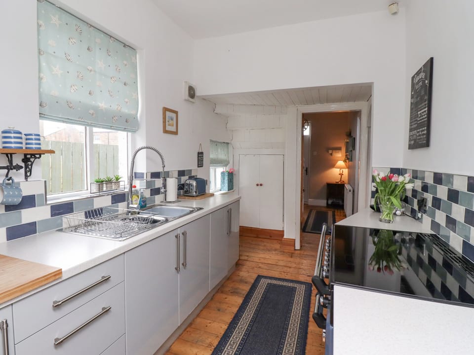 Cottage | Private kitchen | Fridge, dishwasher, cookware/dishes/utensils