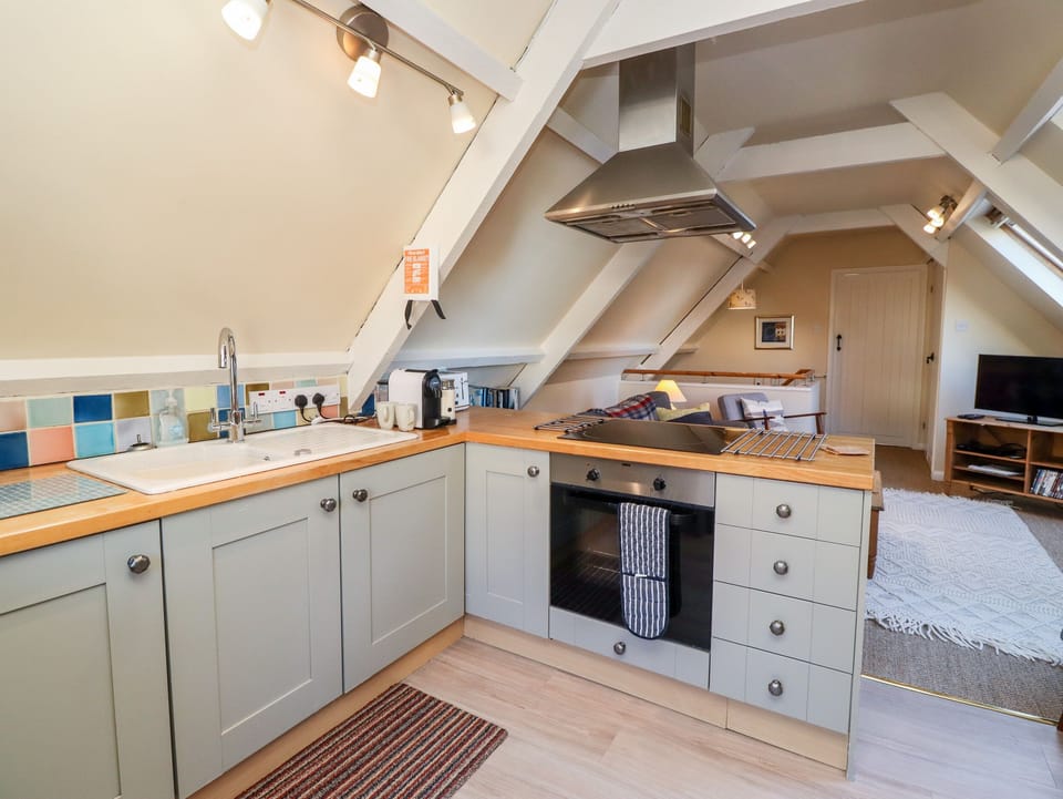 Cottage | Private kitchen | Dishwasher, cookware/dishes/utensils