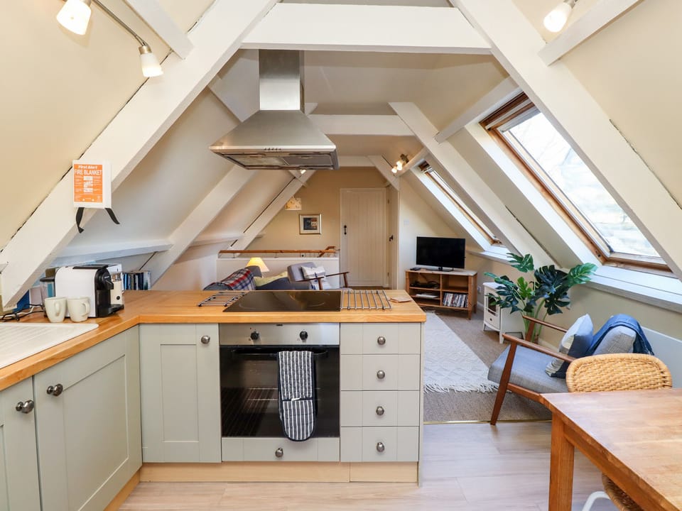 Cottage | Private kitchen | Dishwasher, cookware/dishes/utensils