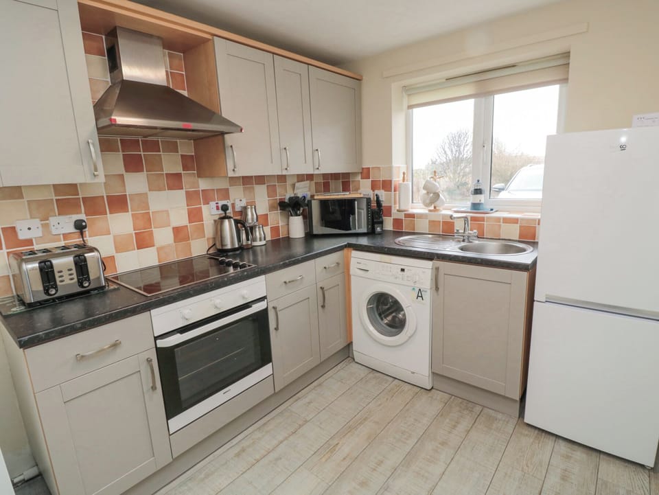Fridge, cookware/dishes/utensils
