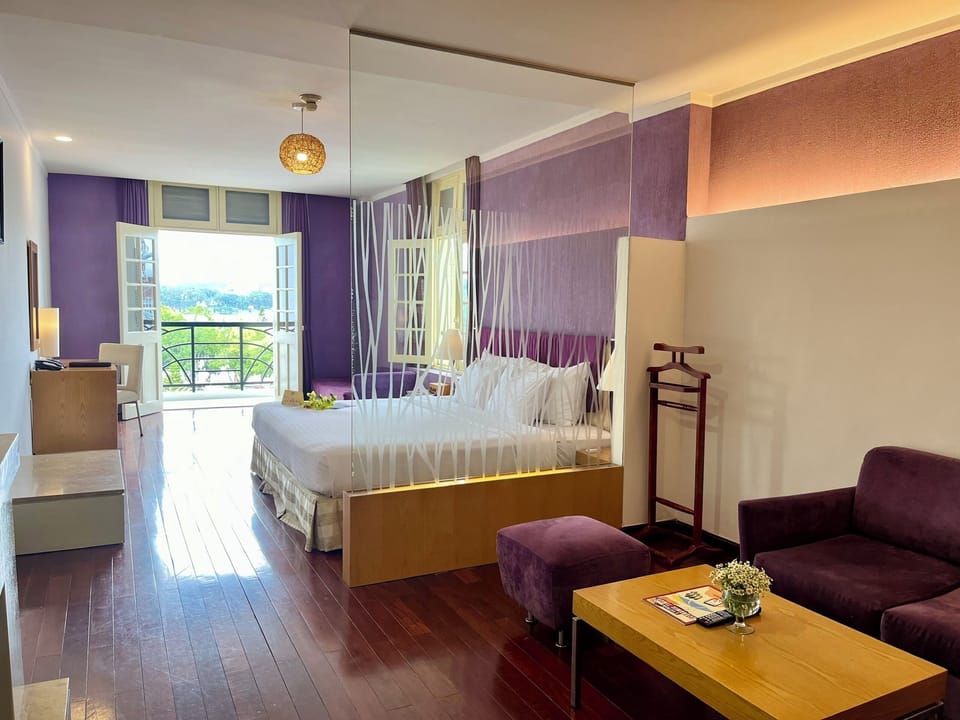 Premium Deluxe Room | Minibar, in-room safe, desk, blackout drapes
