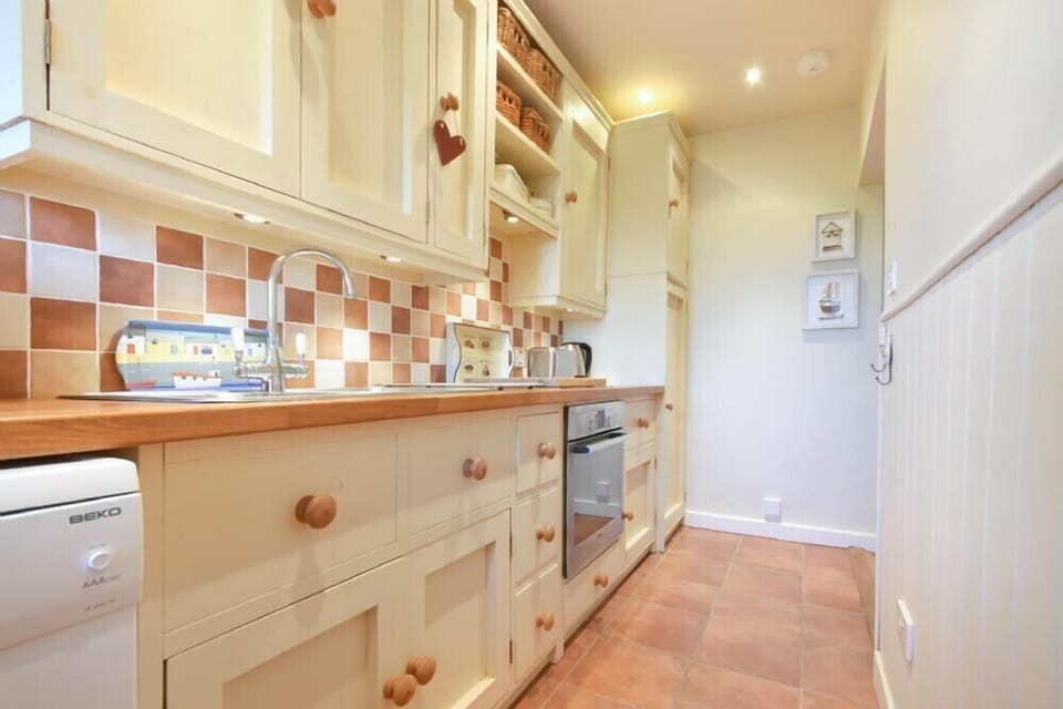 Fridge, dishwasher, cookware/dishes/utensils