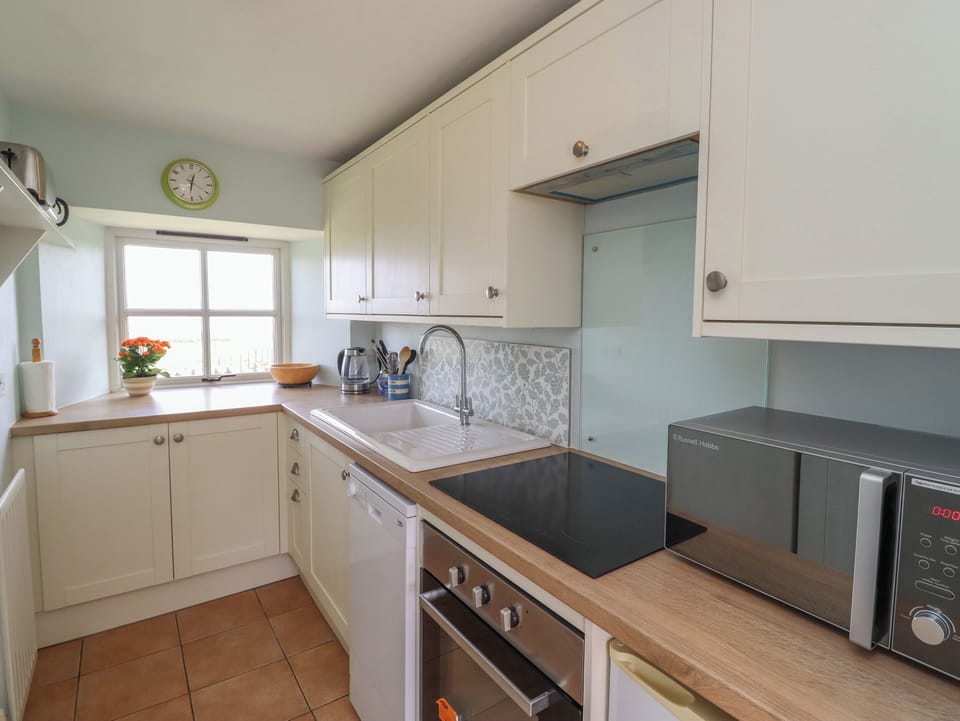 Cottage | Private kitchen | Fridge, dishwasher, cookware/dishes/utensils