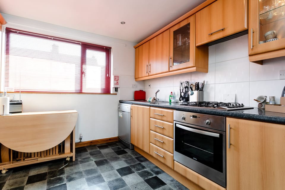 Cottage | Private kitchen | Fridge, dishwasher, cookware/dishes/utensils
