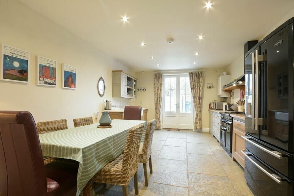 Fridge, cookware/dishes/utensils