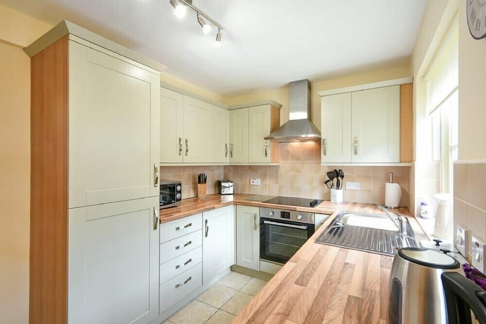 Fridge, dishwasher, cookware/dishes/utensils