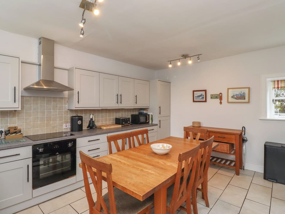 Cottage | Private kitchen | Dishwasher, cookware/dishes/utensils