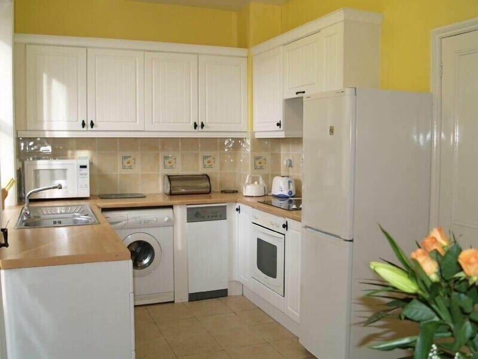 Fridge, cookware/dishes/utensils