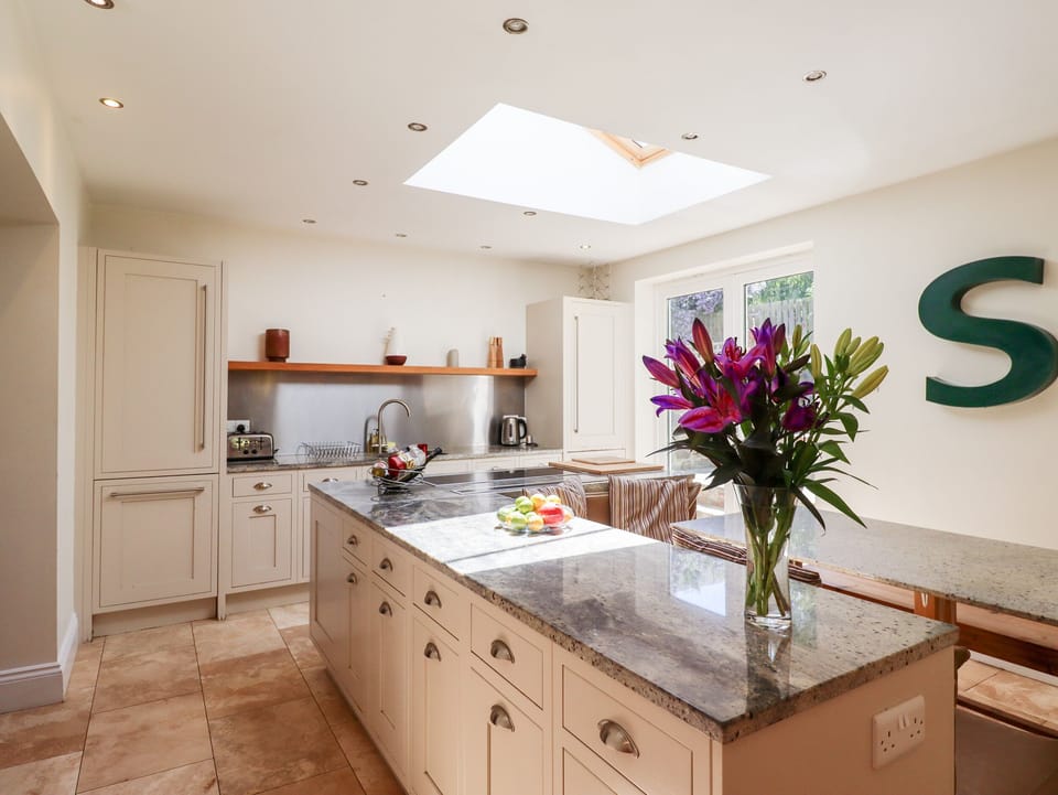 Cottage | Private kitchen | Fridge, dishwasher, cookware/dishes/utensils