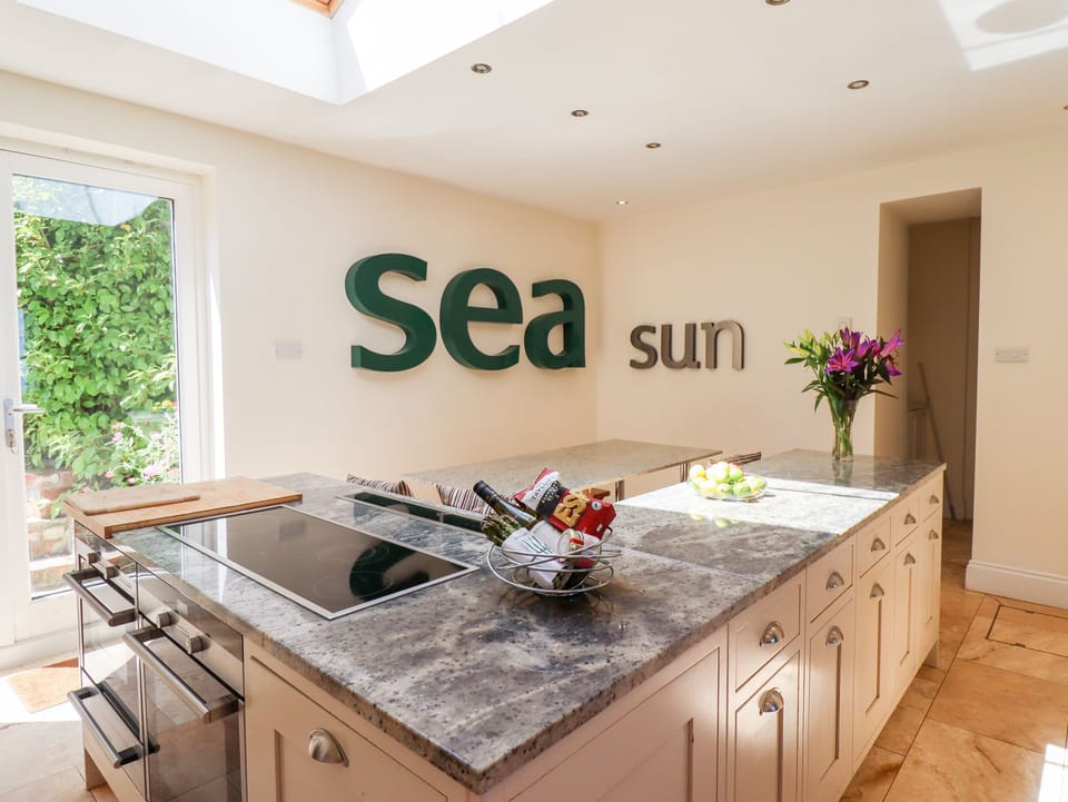 Cottage | Private kitchen | Fridge, dishwasher, cookware/dishes/utensils