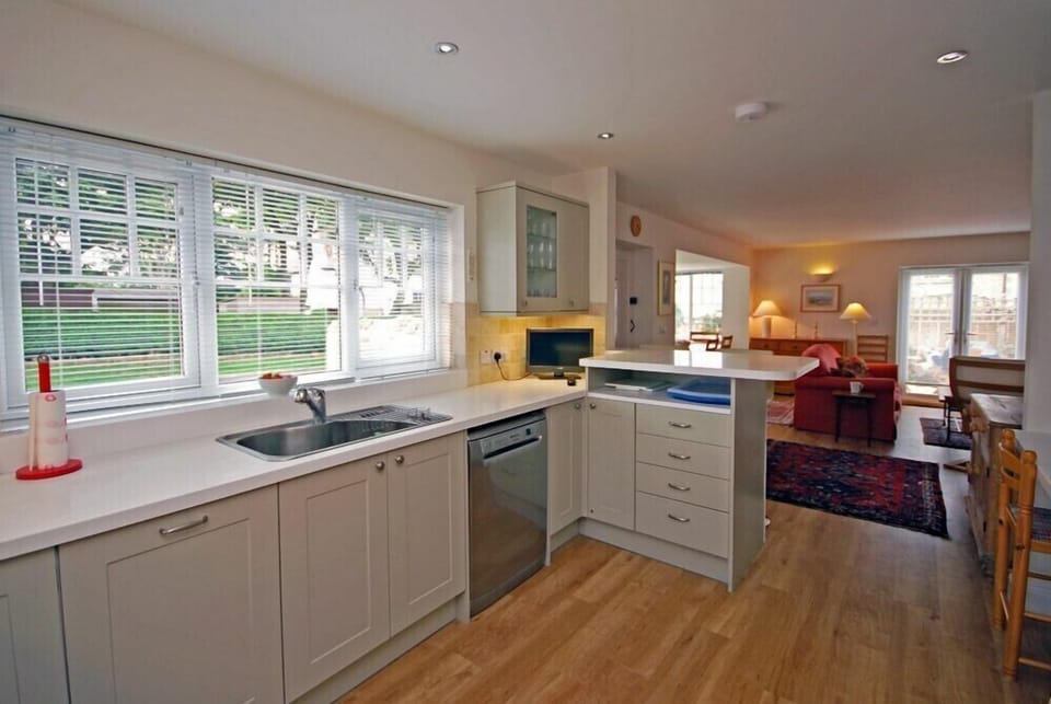 Fridge, dishwasher, cookware/dishes/utensils