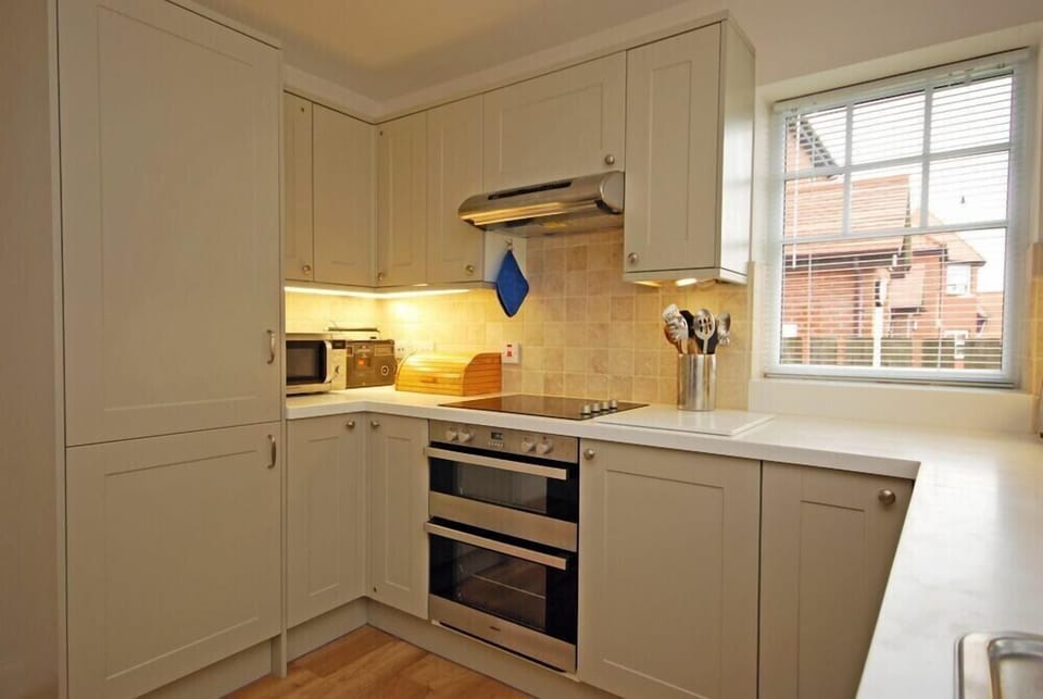 Fridge, dishwasher, cookware/dishes/utensils