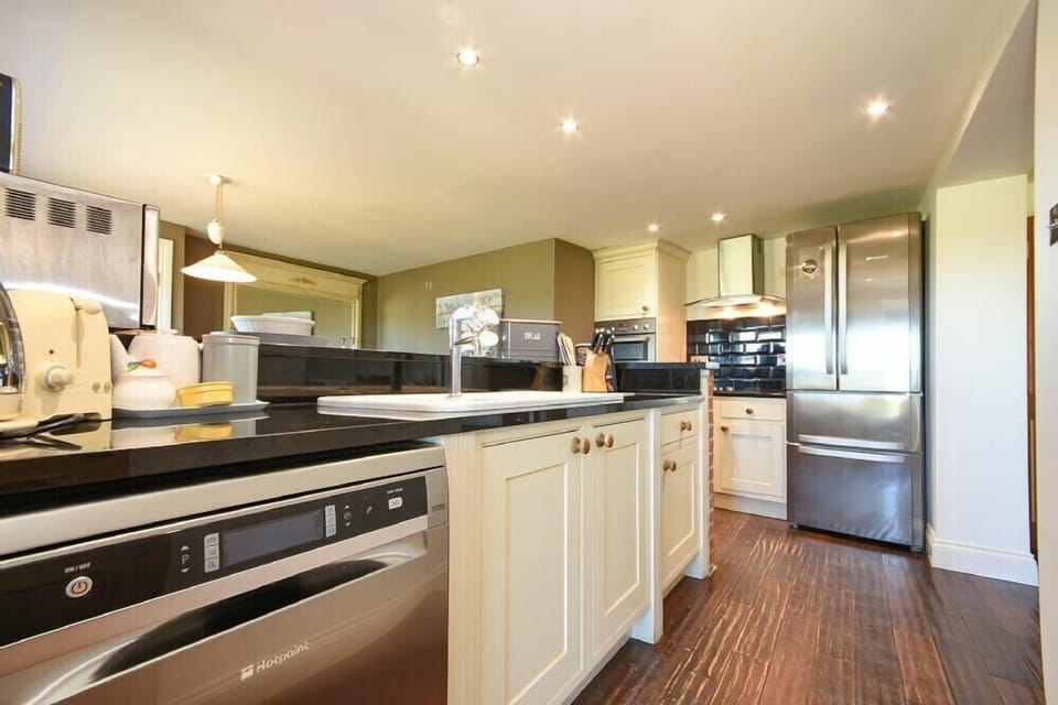 Fridge, dishwasher, cookware/dishes/utensils