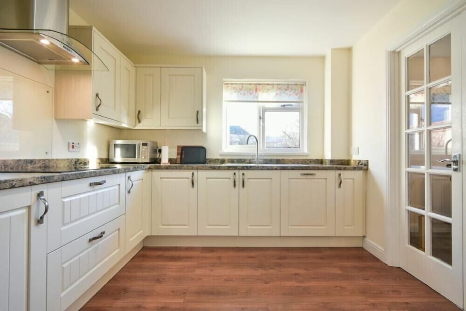 Fridge, dishwasher, cookware/dishes/utensils