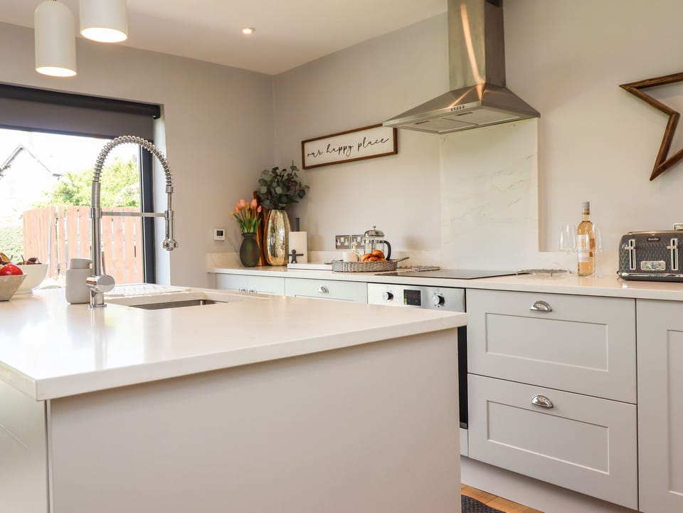 Cottage | Private kitchen | Dishwasher, cookware/dishes/utensils