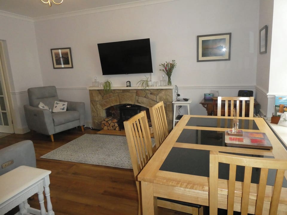 Cottage | Dining