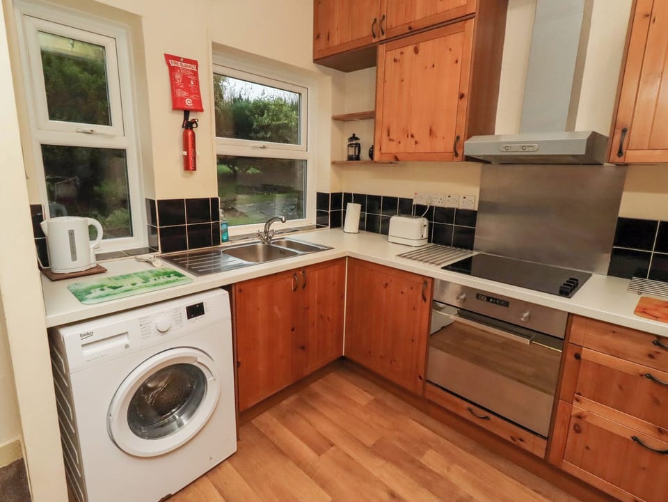 Cottage | Private kitchen | Fridge, cookware/dishes/utensils
