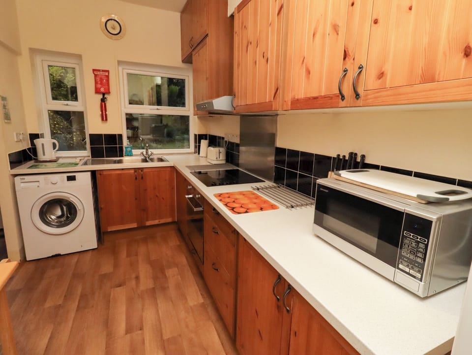 Cottage | Private kitchen | Fridge, cookware/dishes/utensils