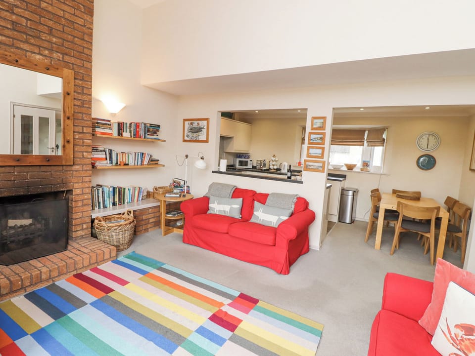 Cottage | Living area | Fireplace, DVD player