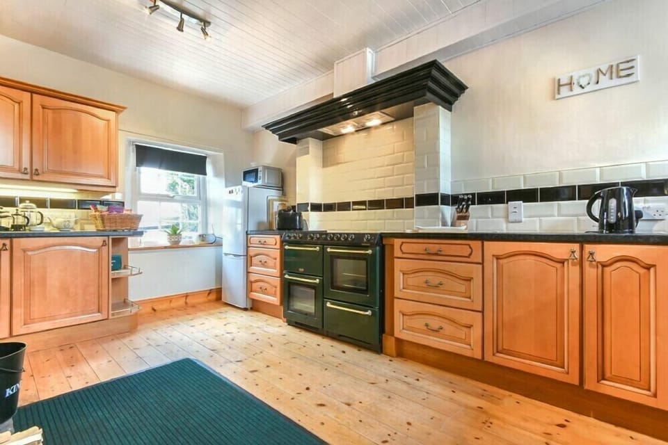 Fridge, cookware/dishes/utensils