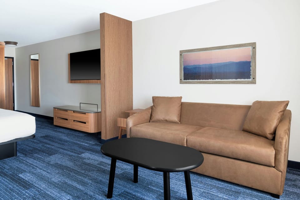 Suite, 1 King Bed with Sofa bed | Soundproofing, cribs (free), WiFi (free), bed sheets