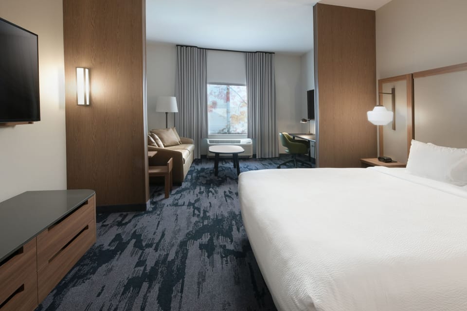 Suite, 1 King Bed with Sofa bed | Soundproofing, cribs (free), WiFi (free), bed sheets