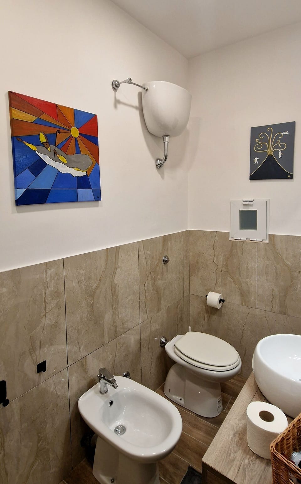 Family Room | Bathroom | Shower, rainfall showerhead, hair dryer, bidet