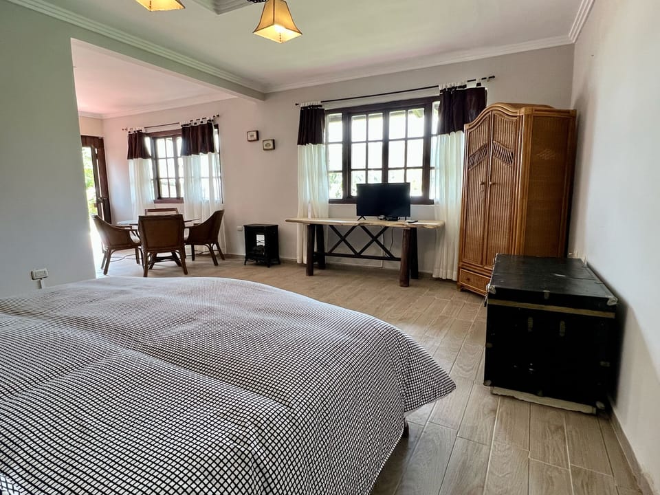 Deluxe Suite | Hypo-allergenic bedding available, desk, laptop workspace